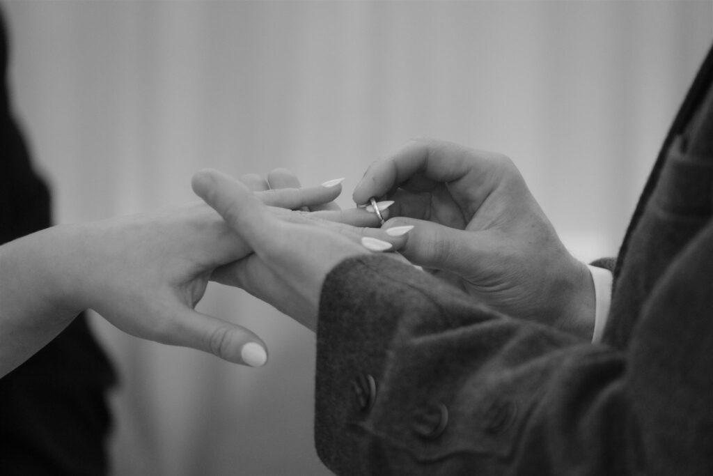 glasgow-elopement-photographer-registry-office-montrose-street