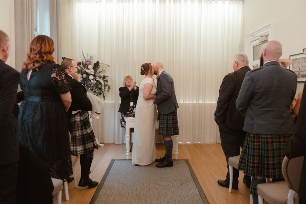 glasgow-elopement-photographer-registry-office-montrose-street