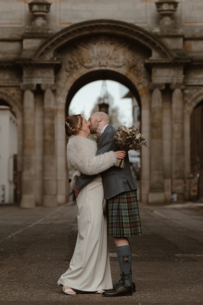 glasgow-elopement-photographer-registry-office-montrose-street